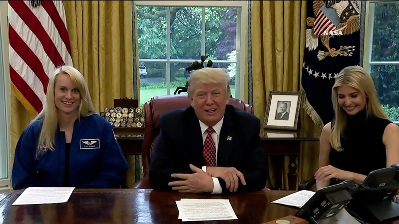 特朗普與女宇航員通話，四個字引發爆笑｜美通社頭條