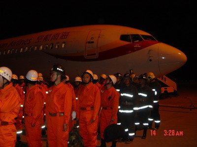 乘坐海航太原－綿陽急救飛行航班的武警和消防官兵們即將投入救災戰斗中