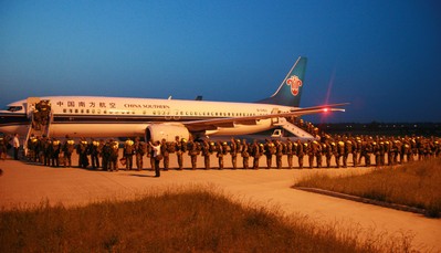 南航飛機晝夜奮戰運輸救援官兵
