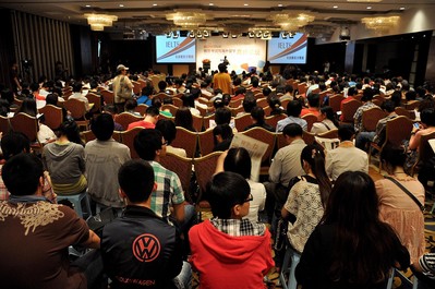 5月13日下午，北京新東方學(xué)校在中關(guān)村附近某酒店所舉辦的“雅思考試與海外留學(xué)高峰論壇”吸引了大量對(duì)雅思考試感興趣的學(xué)生家長(zhǎng)。