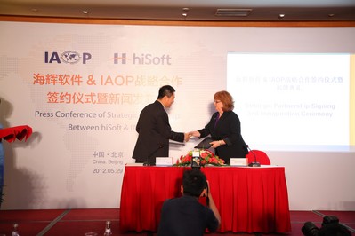 海輝與IAOP雙方代表簽約（左：海輝軟件董事長孫振耀；右：IAOP首席執行官 Debi Hamill）
