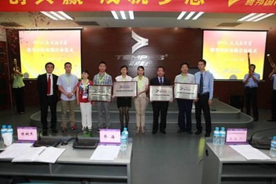 左起一：總經理喬海；右起一：國際機票兼加盟業務總監朱為才與加盟商代表合影