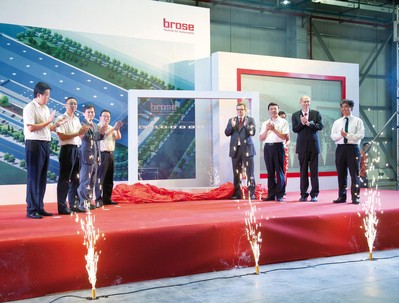 博澤重慶工廠開業(yè)典禮（從左到右）：高軍（長安福特馬自達副總裁）；賀國平（長安集團采購部副部長）；唐念秋（博澤中國區(qū)總裁）；何勇（重慶沙坪壩區(qū)區(qū)委常委、常委副區(qū)長）；施博格（博澤亞太區(qū)總裁）；付長生（重慶沙坪壩區(qū)副區(qū)長）； Wolfgang Beuck (重慶博澤工廠總經(jīng)理）；傅鵬九（沃爾沃成都工廠副總經(jīng)理）。