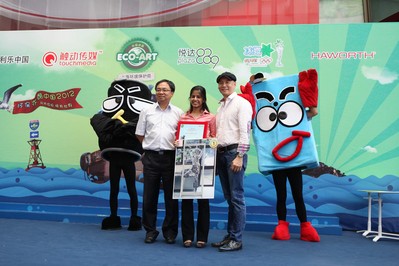 上海市環境保護局黨委副書記姜南（左）和觸動傳媒執行主席及創始人馮暉中（右）為2012環保亦酷“變廢為寶”競賽冠軍得主來自印度的 Sonalika Jain（中）頒獎。