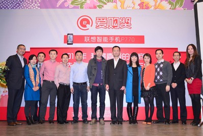 觸動傳媒聯(lián)合首席執(zhí)行官歐陽伯康先生和聯(lián)想MIDH開放市場運營管理兼新通路業(yè)務(wù)總經(jīng)理賀盛芬女士與京東商城、凡客誠品、當(dāng)當(dāng)網(wǎng)等11家獲獎電商合影