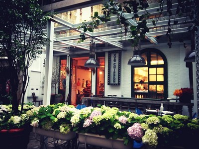 街邊分布著各種特質鮮明的書店、酒吧、手工店、設計品店，小小的店面經營得極度用心和精致。