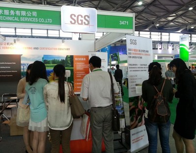 SGS環境服務部員工為前來咨詢場地修復的客戶做現場解答