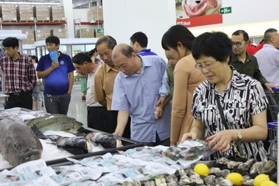 蘇州山姆會(huì)員店開(kāi)業(yè)第一天，顧客選購(gòu)新鮮的海鮮產(chǎn)品