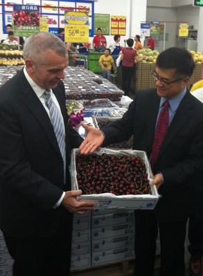 山姆會(huì)員商店首席運(yùn)營(yíng)官文安德與美國(guó)駐華大使駱家輝一起在北京亦莊山姆會(huì)員商店促銷美國(guó)西北櫻桃。