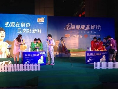 活動現場互動環節，消費者用衛崗酸奶制作水果沙拉