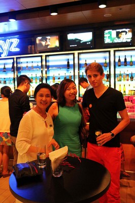 北京海淀雅樂軒酒店總經理張磊女士與現場觀眾合影