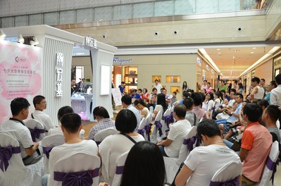 七夕，數百名單身男女齊聚“克拉女人”現場，讓珍愛相擁