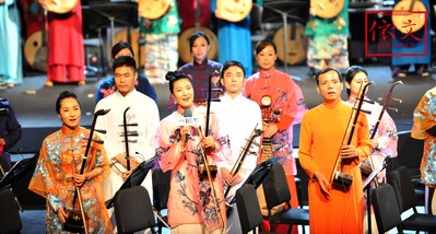 設計師與音樂家的強強聯合，整場服裝的色彩、款式、剪裁結構和面料都貫穿古今，彰顯著每一位音樂家的獨特氣質。