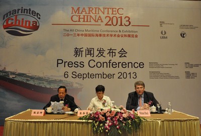 中國國際海事會展的第一次新聞發佈會
由左至右：張聖坤教授，袁嘉蓉女士及麥高德先生

