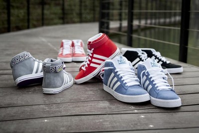 adidas Neo label 秋冬品牌大片中經(jīng)典絨面革為設(shè)計主軸的藍(lán),紅BB NEO高幫鞋，呈現(xiàn)亮眼的運動休閑風(fēng)格