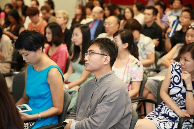 媒體和社區(qū)合作伙伴認(rèn)真聆聽(tīng)校長(zhǎng)發(fā)言