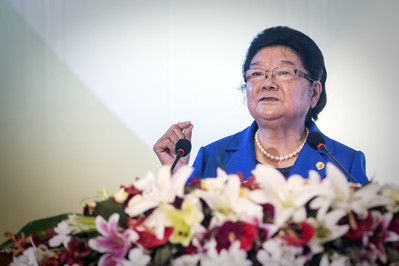 十屆全國人大常委會(huì)副委員長、中國關(guān)工委主任顧秀蓮在春苗營養(yǎng)計(jì)劃階段性成果發(fā)布暨農(nóng)村貧困兒童營養(yǎng)改善模式國際交流會(huì)上講話