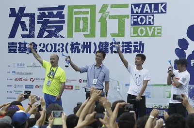 可口可樂大中華及韓國區(qū)董事長魯大衛(wèi)（左一）、壹基金創(chuàng)始人李連杰（右一）、明星志愿者文章及相關(guān)領(lǐng)導(dǎo)為“為愛同行”隊伍鳴響出發(fā)槍聲