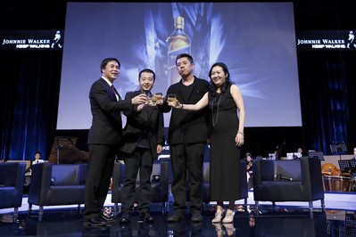 七匹狼創(chuàng)始人周少雄、賈樟柯導(dǎo)演、建筑設(shè)計(jì)師馬巖松、尊尼獲加品牌總監(jiān)符秀婷女士共同合影