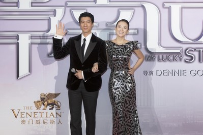 影視紅星章子怡（右）與王力宏（左）于9月12日在威尼斯人劇場(chǎng)舉行的“非常幸運(yùn)”首映禮上一同踏上紅地毯。