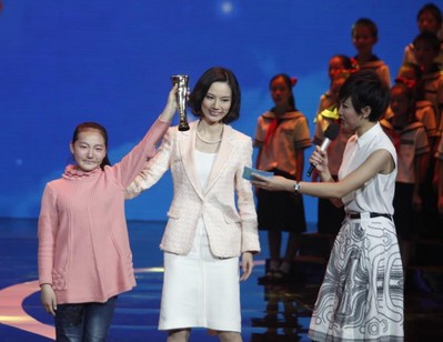 伽藍集團對外事務高級總監趙曼麗（中）代表自然堂品牌為最美孝心少年高雨欣頒獎