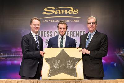 金沙中國有限公司及濱海灣金沙的管理層與全球風雲人物<br />大衛.碧咸一同出席星期五於澳門威尼斯人舉行的新聞發佈會。<br />拉斯維加斯金沙集團與 Beckham Ventures 於該新聞發佈會上<br />宣佈成為亞洲合作伙伴。 <br />左至右：新加坡濱海灣金沙總裁兼首席執行官喬志.騰、<br />大衛.碧咸、金沙中國有限公司總裁兼行政總裁愛德華.卓思 