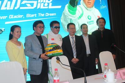 從左依次：搜狐網(wǎng)新聞副總編周蓉、中央電視臺著名主持人韓喬生、飛越車手謝雨均、活動主辦方 -- 江蘇龍?bào)词偨?jīng)理石俊峰、活動協(xié)辦方 -- 黑龍江省黑河市旅游局常務(wù)副局長張寶紅、活動支持方 -- 江蘇大唐靈獅廣告有限公司總經(jīng)理吳綱