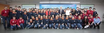 中國青少年發(fā)展基金會秘書長涂猛先生，百年職校發(fā)起人和理事長姚莉女士，沃爾瑪中國公司事務(wù)高級副總裁博睿等嘉賓在“沃爾瑪零售人才職業(yè)培訓(xùn)課程” 開課典禮上與師生代表一起合影。