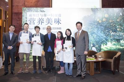 廣交會威斯汀酒店總經理車炳新（左一）、知名美食家歐陽應霽（左四）與廣州海航威斯汀酒店總經理鄭國良（右一）為獲獎媒體嘉賓頒獎