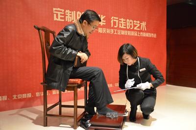 隆慶祥量體師為首位定制皮鞋客戶(hù)現(xiàn)場(chǎng)量腳