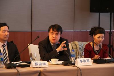 圖為 華僑銀行（中國）個人銀行部總經理 李徽徽在2013中國金融論壇暨第四屆金鼎獎頒獎典禮上 <br />參與“金融市場化 財富管理迎來新拐點”沙龍對話上發言