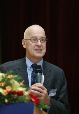 牛津大學校長安德魯&bull;賀慕敦教授在牛津大學出版社主辦的見面會上就教育全球化發表講話